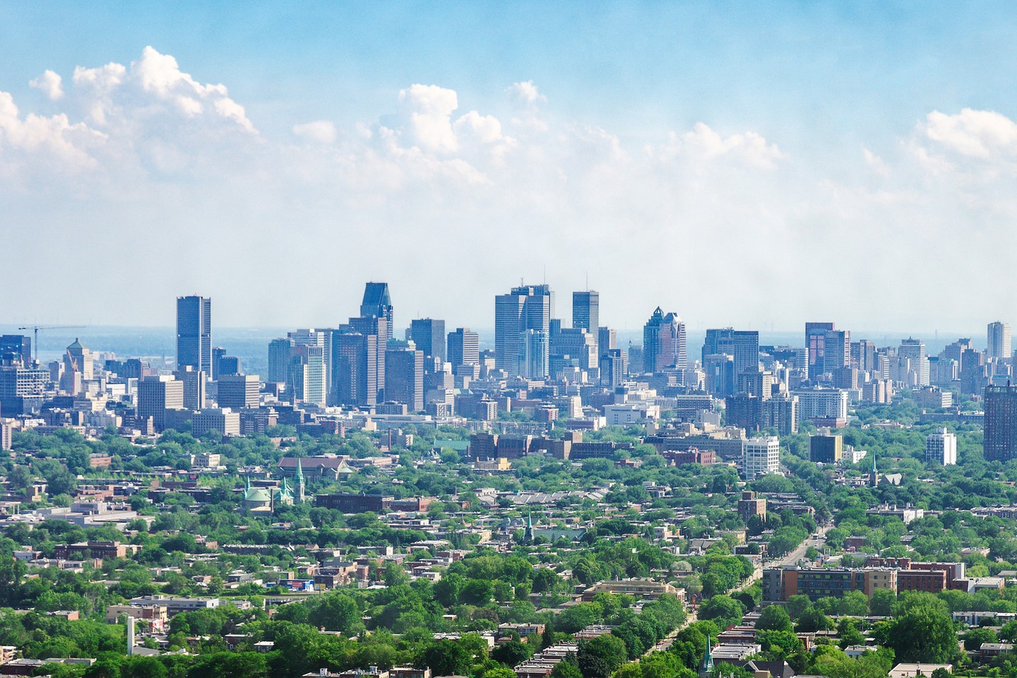 Quang cảnh xanh của Công viên Olympique ở Montreal, Canada