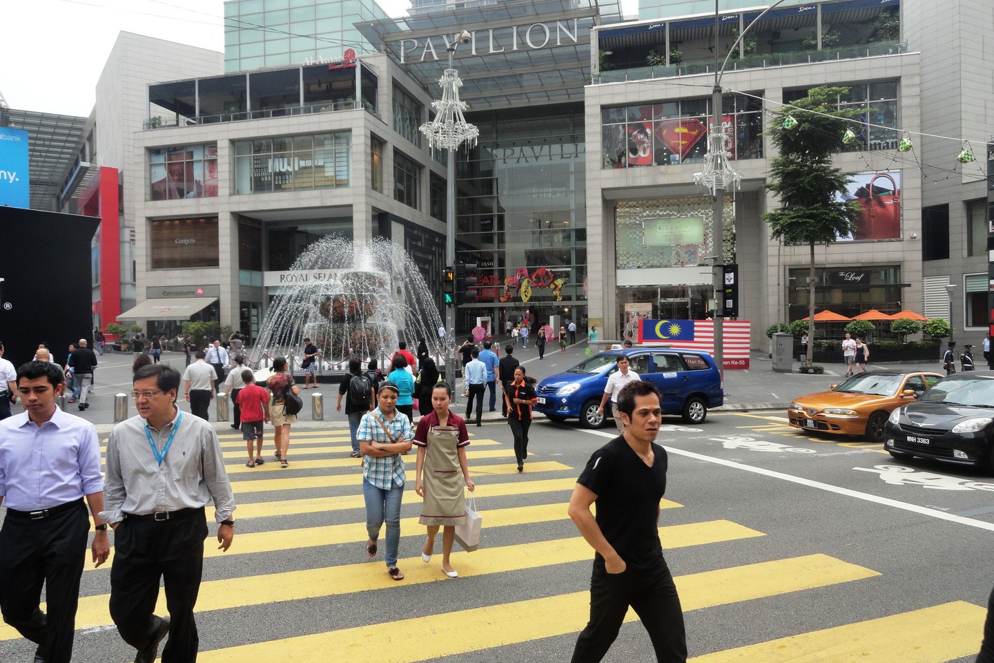 Người qua đường đi trên phần đường cho người đi bộ ở Kuala Lumpur