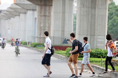 Người đi bộ thích qua đường bằng cách luồn lách qua các đầu xe, phương tiện đang di chuyển trên đường hơn là sử dụng cầu vượt hoặc hầm chui cho riêng người đi bộ (Ảnh: Thời báo Tài chính)