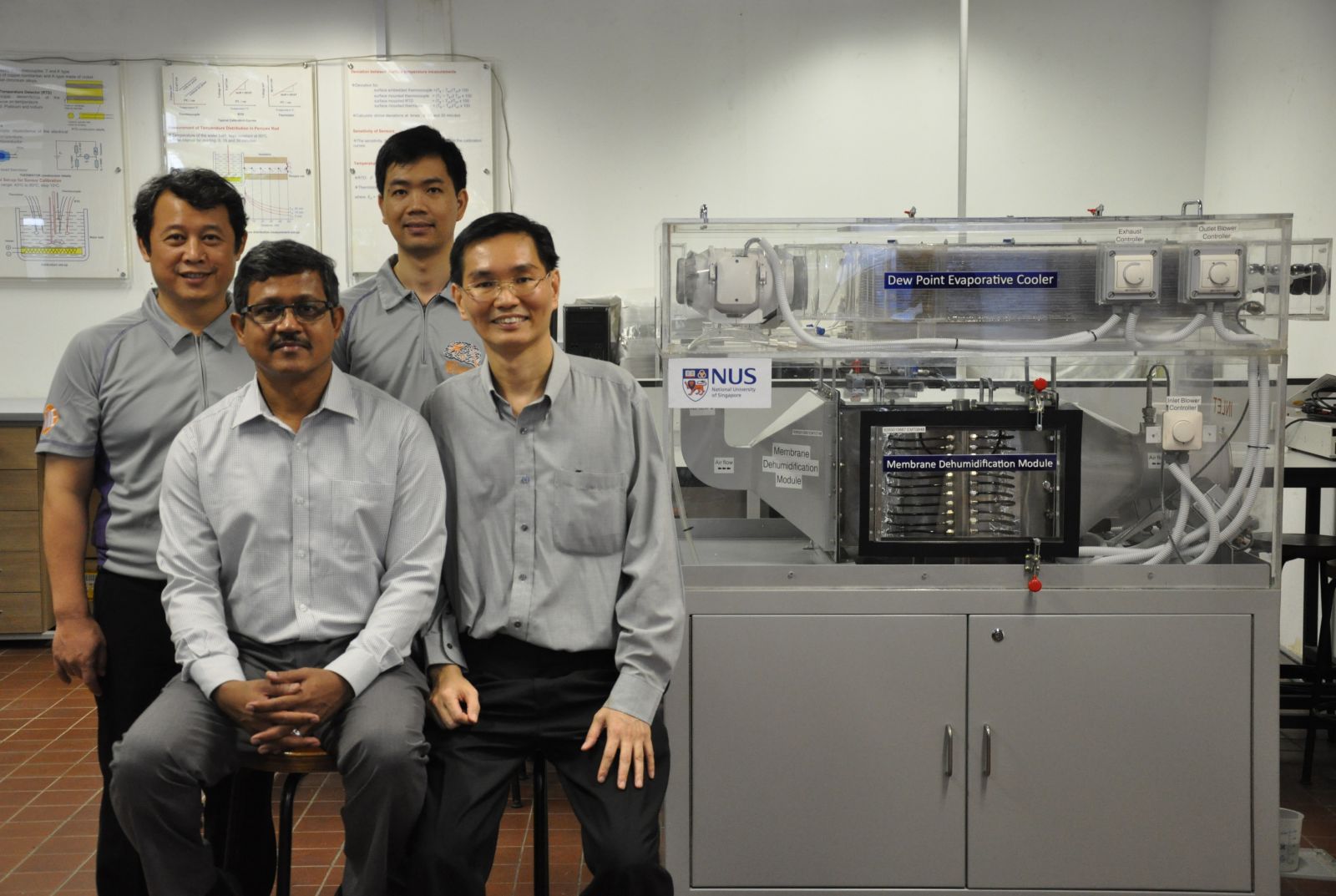 Mẫu điều hòa xanh của Đại học Quốc gia Singapore và nhóm nghiên cứu: Giáo sư M.Kum Ja (trên trái), Giáo sư Bui Duc Thuan (trên phải), Giáo sư điều phối viên Ernest Chua (dưới phải) và Giáo sư, bác sỹ y khoa Raisul Islam (dưới trái)