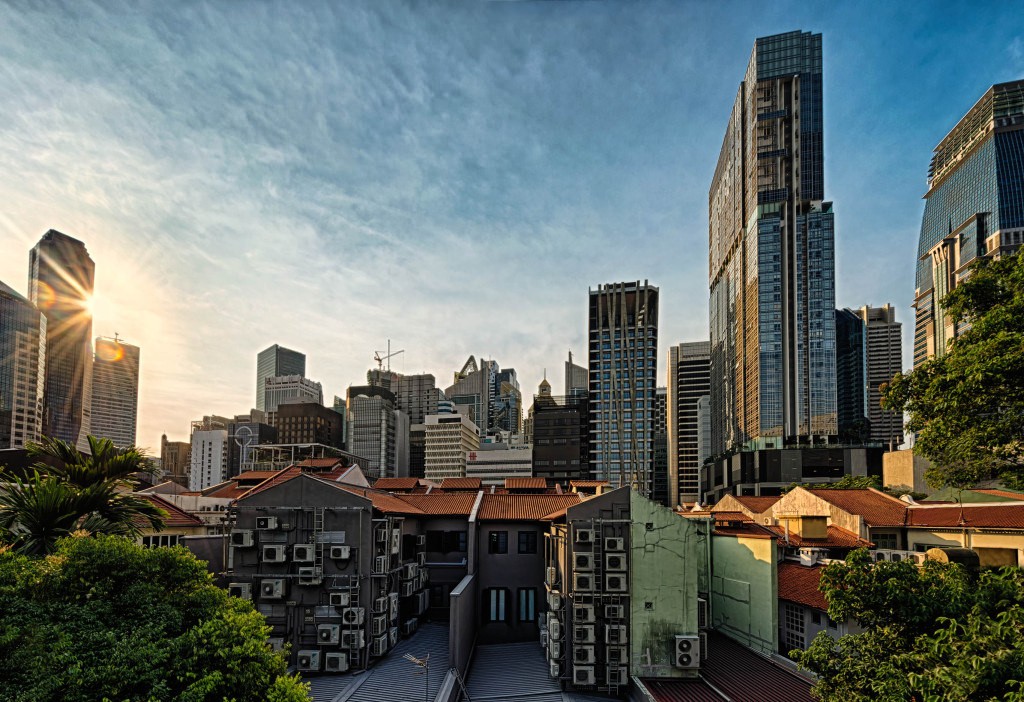 Mặt trời mọc tại khu đô thị của Singapore. Liệu một trong những quốc gia có mật độ dân số cao nhất thế giới có thể tạo ra được năng lượng mặt trời từ bề mặt của các công trình?
