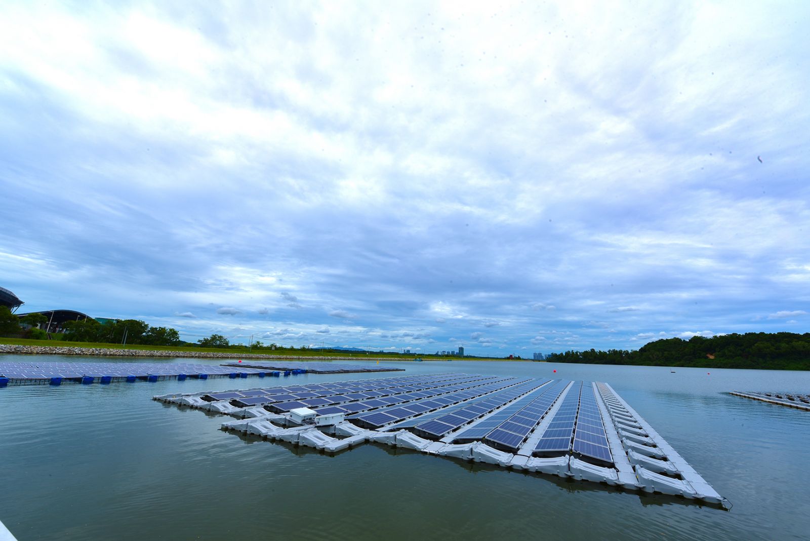 Hệ thống pin mặt trời nổi thử nghiệm 1ha trên hồ chứa Tengeh, Singapore.