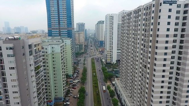 Các tòa chung cư cao tầng vây kín hai bên đường Lê Văn Lương. Tình trạng giao thông quá tải đang là nỗi ám ảnh cho người dân mỗi khi phải đi qua khu vực này vào giờ tan tầm.