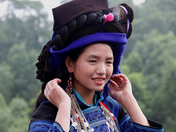 Phụ nữ Hà Nhì diện mũ dân tộc truyền thống.