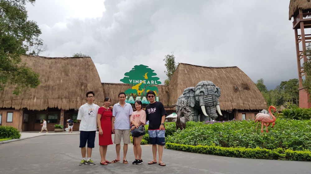 Ngọc Thúy chụp ảnh cùng chồng, bố mẹ và em trai tại Vinpearl Safari Phú Quốc.