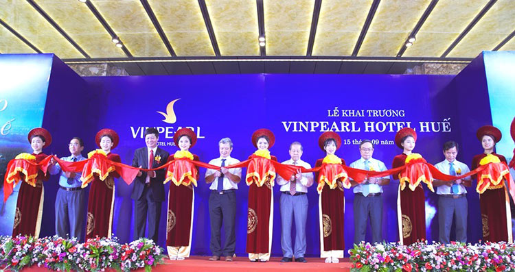Nghi lễ cắt băng khánh thành tại Vinpearl Hotel Huế diễn ra đồng thời cùng 3 khách sạn khác tại Quảng Bình, Thanh Hóa, Lạng Sơn