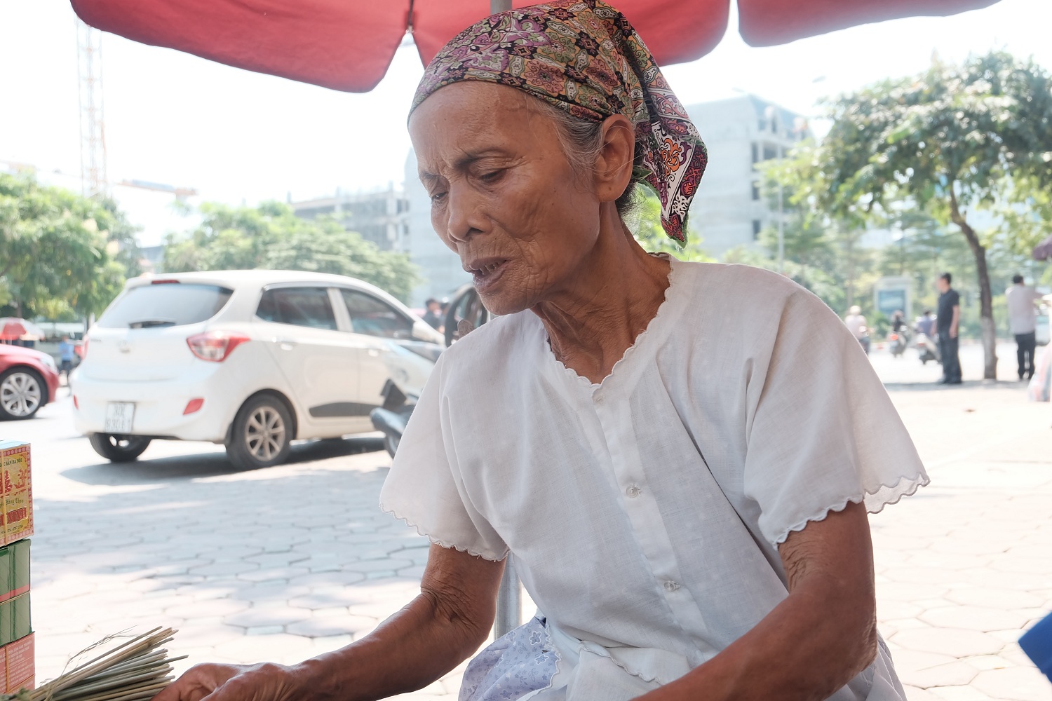 Bà Kha là một trong số ít những người còn duy trì nghề làm cốm làng Vòng.