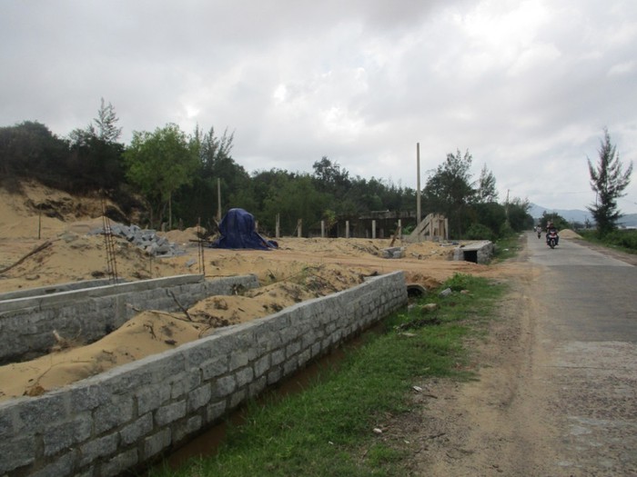 Những bức tường rào kiên cố đang được xây dựng trên nhiều mảnh đất rộng lớn dọc tuyến đường ĐT 639 (thuộc địa phận xã Nhơn Hội, TP.Quy Nhơn, tỉnh Bình Định)