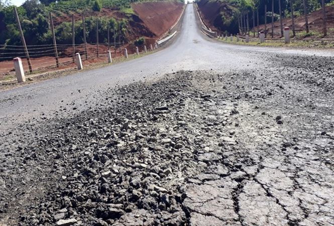 Mặt đường 95 tỷ tại Gia Lai bị bong tróc, lớp nhựa mặt đường không kết dính, vỡ vụn như cát (Ảnh Báo Tiền phong)