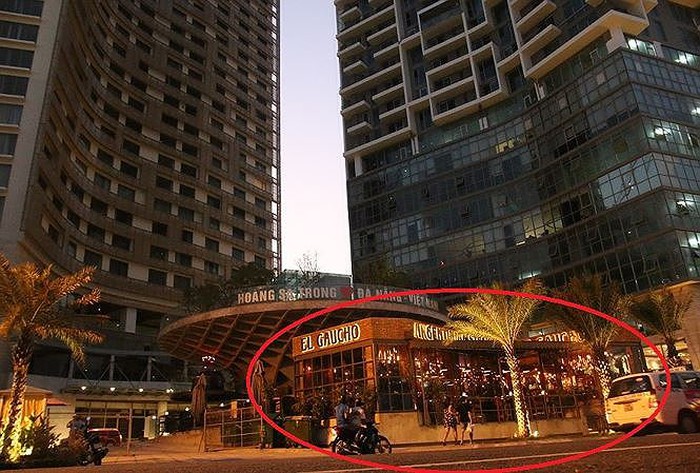 Khu phức hợp khách sạn tại địa chỉ 50 Bạch Đằng vừa bị cơ quan chức năng xử phạt vì vi phạm xây dựng (Ảnh: Đình Phong)