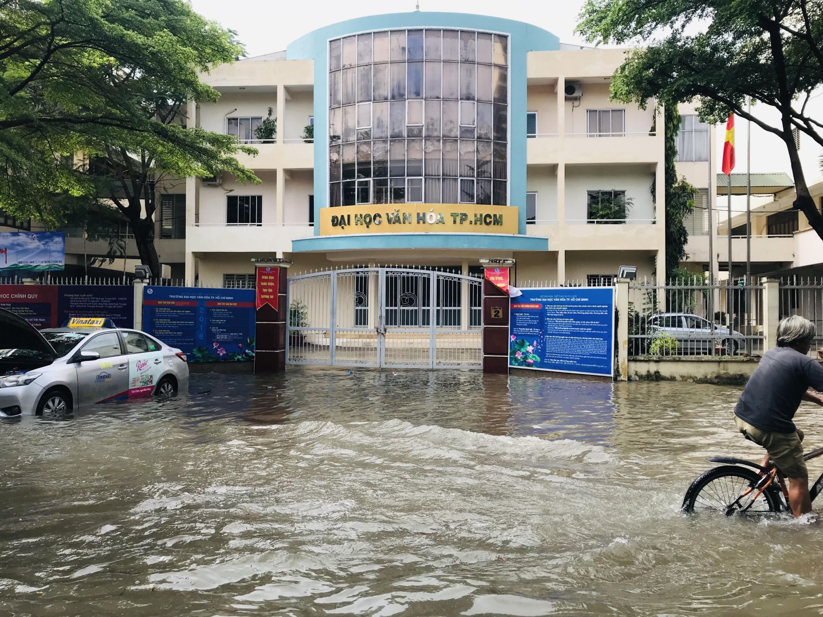 Nước ngập lênh láng trước nhiều trường đại học tại phường Thảo Điền (Quận 2)