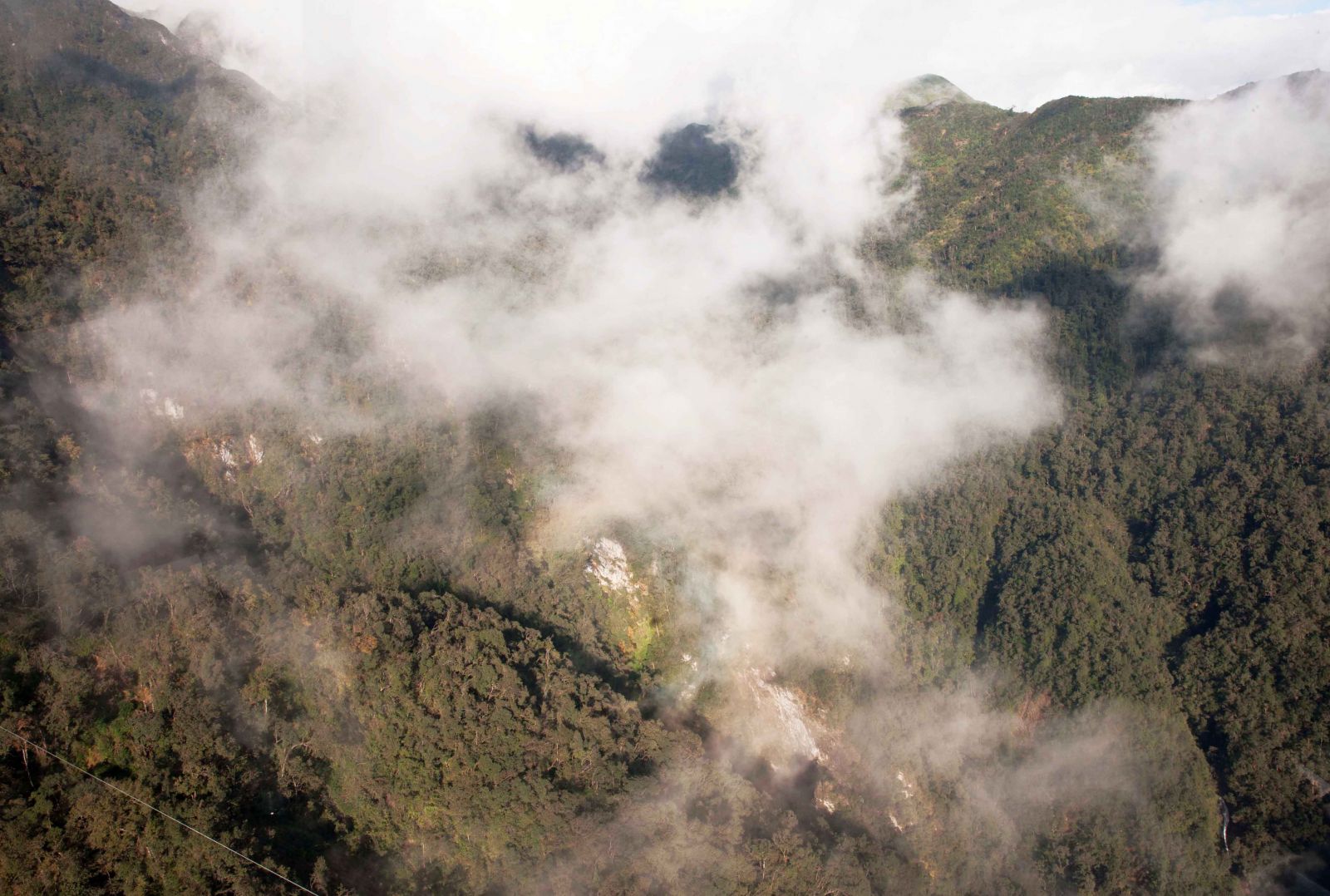 Mây lướt qua những “phân cảnh” thiên nhiên kỳ ảo của núi rừng Hoàng Liên Sơn.