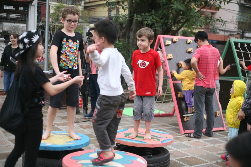 Rất nhiều trẻ em nước ngoài cũng hào hứng vào sân đình chơi