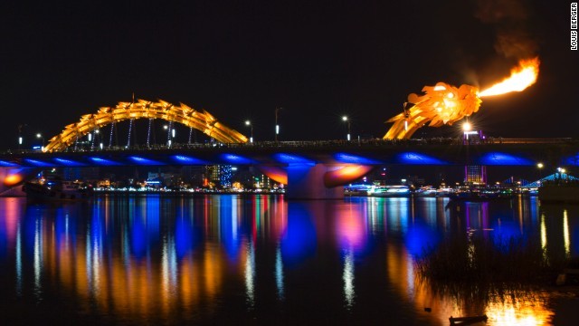 Cầu Rồng - Đà Nẵng phun mưa mỗi tối chỉ mất 4 mét khối nước