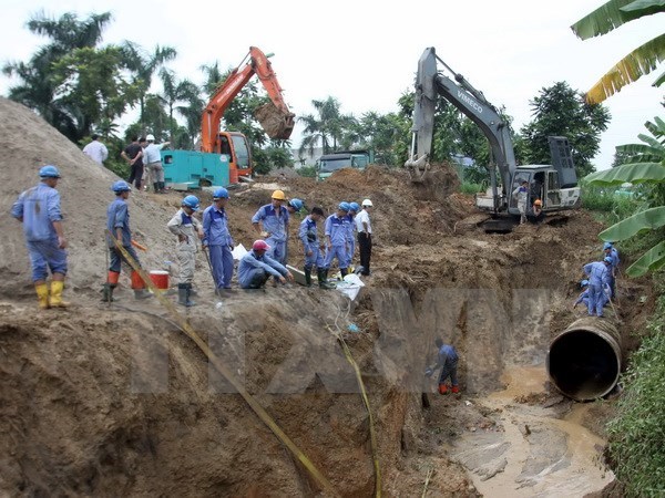 Đường ống nước sông Đà vỡ lần 19 khiến người dân bức xúc