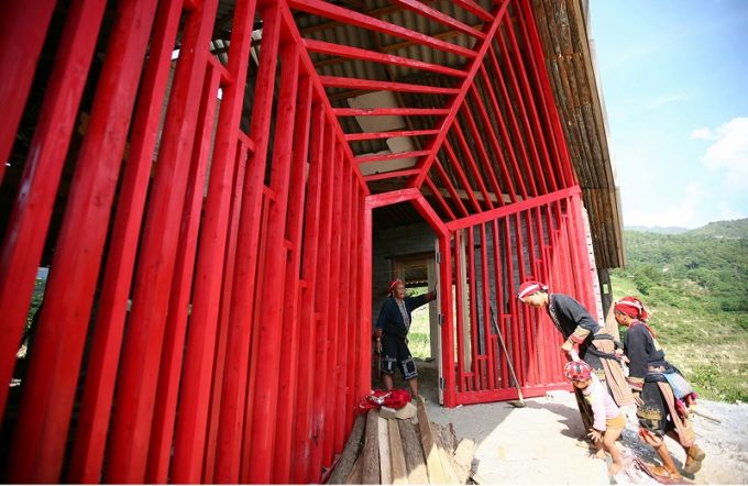Hình thái công trình lấy cảm hứng từ hình ảnh chiếc khăn đỏ truyền thống của phụ nữ Dao và nhịp điệu núi đồi