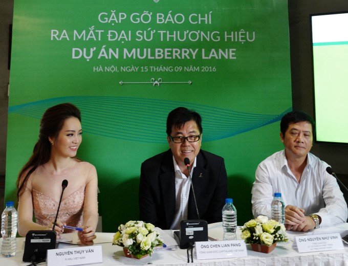 Thụy Vân và TGĐ CapitalLand và đối tác Hoàng Thành trong buổi giới thiệu đại sứ thương hiệu của Mulberry Lane