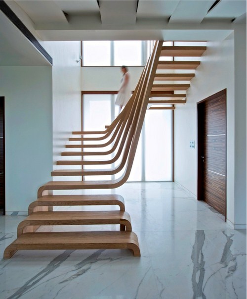 Tay vịn được để riêng lẻ, uốn cong cùng với các bậc cầu thang của đoạn trên và bậc cầu thang ở đoạn dưới, tất cả những điều này tạo nên một hình dạng độc đáo hơn, khiến không gian ngôi nhà trở nên ấn tượng hơn.