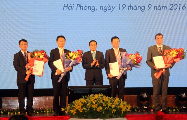 Chủ tịch UBND TP Nguyễn Văn Tùng trao giấy phép đầu tư cho các doanh nghiệp