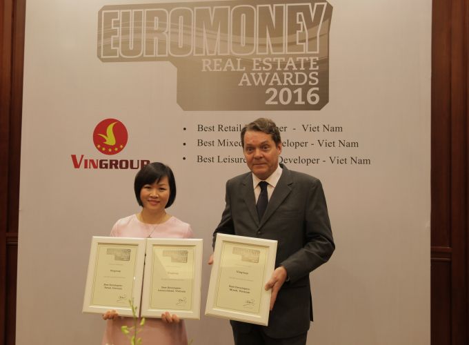Bà Dương Mai Hoa – Tổng Giám đốc Tập đoàn Vingroup nhận giải thưởng do Tạp chí Euromoney trao tặng.