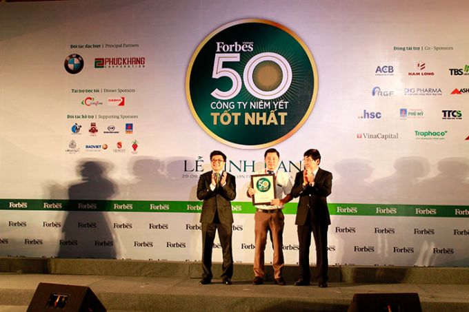 Ông Nguyễn Khánh Hưng – Đại diện Tập đoàn Đất Xanh nhận giải thưởng từ BTC