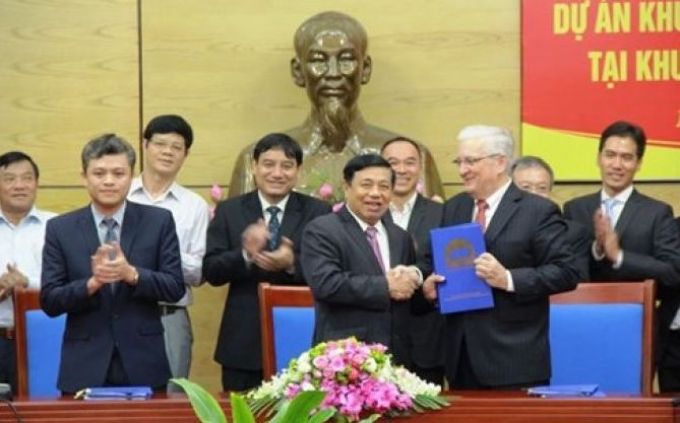 Các nhà đầu tư ký kết đầu tư với lãnh đạo UBND tỉnh Nghệ An