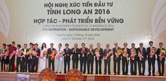 Thủ tướng Chính phủ - Nguyễn Xuân Phúc và lãnh đạo tỉnh Long An chúc mừng các nhà đầu tư ký kết hợp đồng Hợp tác kinh doanh