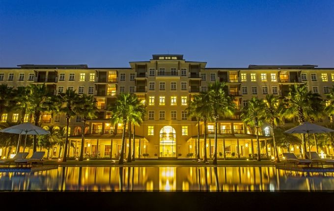 Nhìn từ xa, Vinpearl Đà Nẵng Resort & Villas như một bức tranh nàng tiên cá tựa lưng vào dãy núi Ngũ Hành và thả làn tóc ánh kim óng mượt xuống bờ cát.