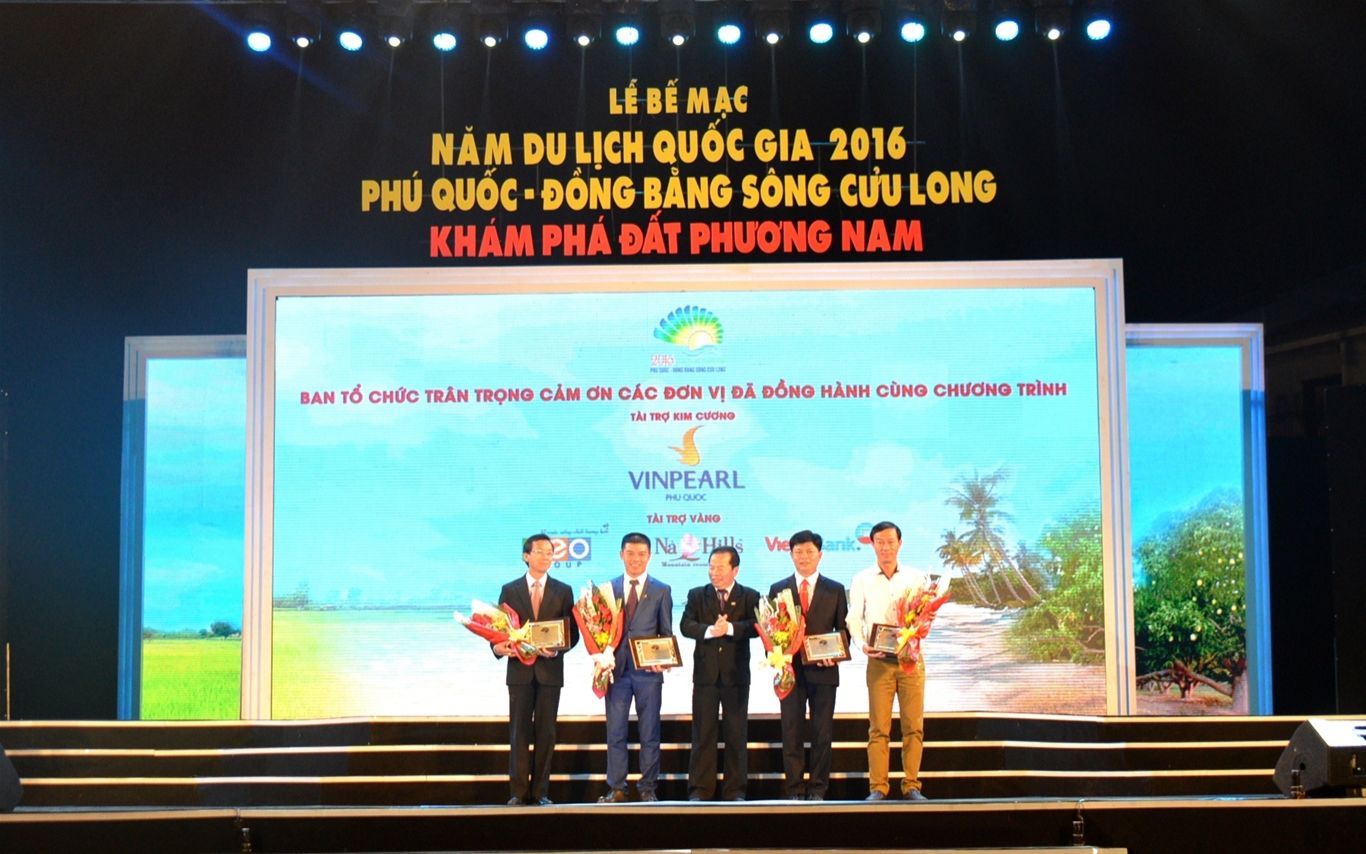 Đại diện BTC trao tặng bằng khen cho đại diện CEO Group (đầu tiên bên phải) vì đã đồng hành cùng chương trình và có nhiều thành tích xuất sắc đóng góp cho thành công của Năm Du lịch Quốc gia 2016