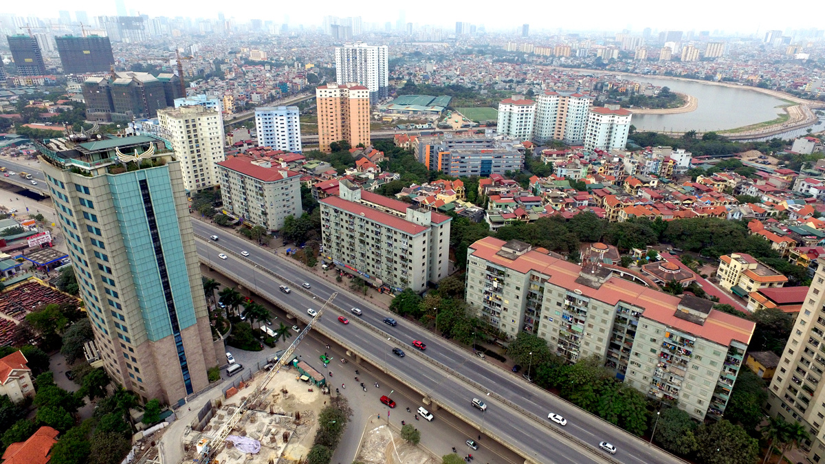 Theo Giám đốc Sở quy hoạch kiến trúc Hà Nội Lê Vinh, hiện việc phát triển thành phố để di dân ra phía ngoài chưa thực hiện được, vì cơ sở hạ tầng bên ngoài chưa có.