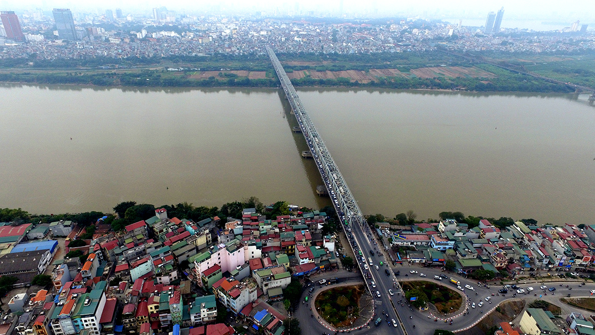 Cầu Chương Dương kết nối hai quận Hoàn Kiếm và Long Biên. Hai quận này chạy dọc ven sông Hồng, tuy nhiên một số chuyên gia cho rằng hiện nay kiến trúc, cảnh quan nơi đây không có điểm nhấn.