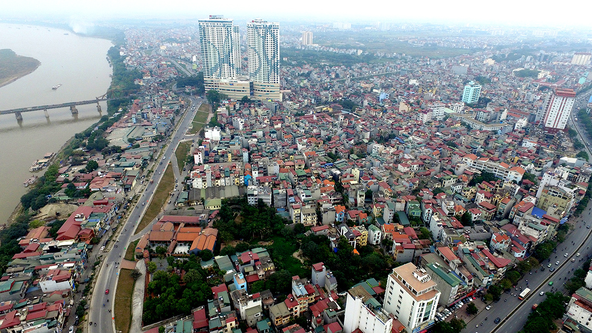 Long Biên là quận mới, tuy nhiên những khu phố cũ gần cầu Long Biên và Chương Dương khá dày nhà thấp tầng.
