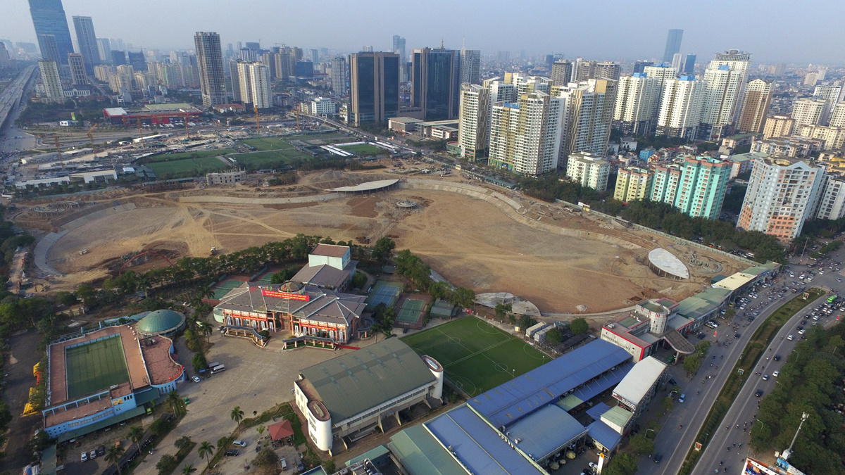 Khu đô thị Trung Hòa - Nhân Chính một phần thuộc quận Cầu Giấy và một phần của quận Thanh Xuân. Điểm nhấn của khu vực này là hàng loạt chung cư cao tầng có từ chục năm nay.
Một số dự án công viên hồ điều hòa và nhiều dự án chung cư từ 25 đến trên 30 tầng cũng đang được xây dựng ở đây.