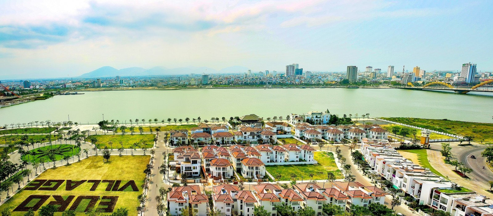 Tọa lạc ở vị trí đắt giá nhất hiện nay của Đà Nẵng, Euro Village đối diện khu trung tâm hành chính và tài chính Đà Nẵng, gần cầu Rồng và cầu Trần Thị Lý, kề sông Hàn, cách bãi biển Mỹ Khê chỉ 500 m. Euro Village thuộc khu vực được ưu tiên phát triển hạ tầng của thành phố.