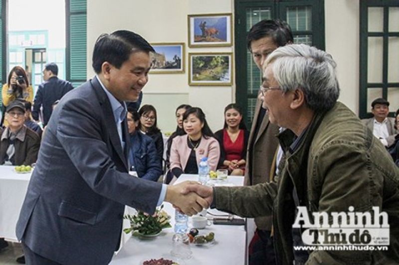 Chủ tịch UBND TP Hà Nội Nguyễn Đức Chung trò chuyện cùng các văn nghệ sỹ, trí thức tại buổi gặp mặt (Ảnh: An ninh thủ đô)