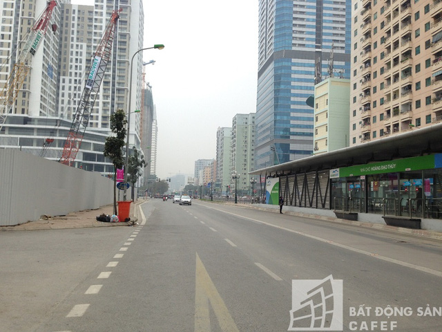  Đoạn đường Lê Văn Lương đoạn qua dự án cũng dày đặc các tòa nhà cao tầng. 