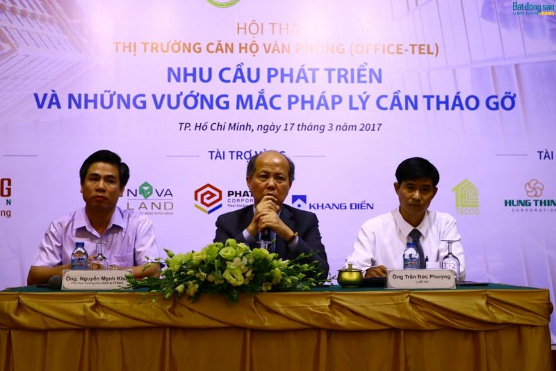 Chủ tịch Hiệp hội BĐS Việt Nam - ông Nguyễn Trần Nam (ngồi giữa) -  chủ trì hội thảo