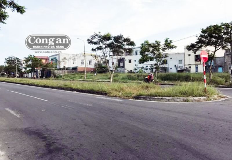 Hàng loạt lô đất trống dọc 2 bên đường Chu Huy Mân được giới đầu tư đẩy giá mua đi bán lại.