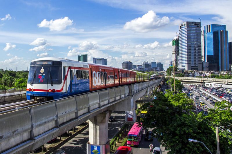 Hệ thống tàu điện đô thị trên cao của Bangkok có tên gọi BTS Skytrain đi vào hoạt động từ năm 1999, với 2 tuyến đường và 34 nhà ga.  