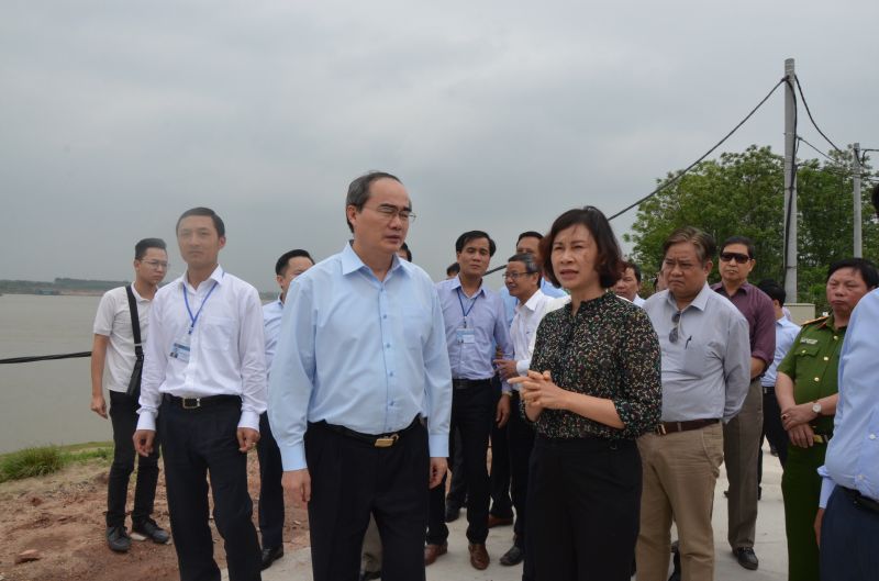 Chủ tịch Nguyễn Thiện Nhân và đoàn công tác kiểm tra thực địa tại các bến bãi tập kết, trung chuyển VLXD tại địa bàn huyện Đan Phượng.