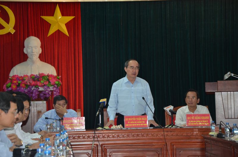 Ông Nguyễn Thiện Nhân chủ trì cuộc họp tại trụ sở UBND huyện Phúc Thọ. 