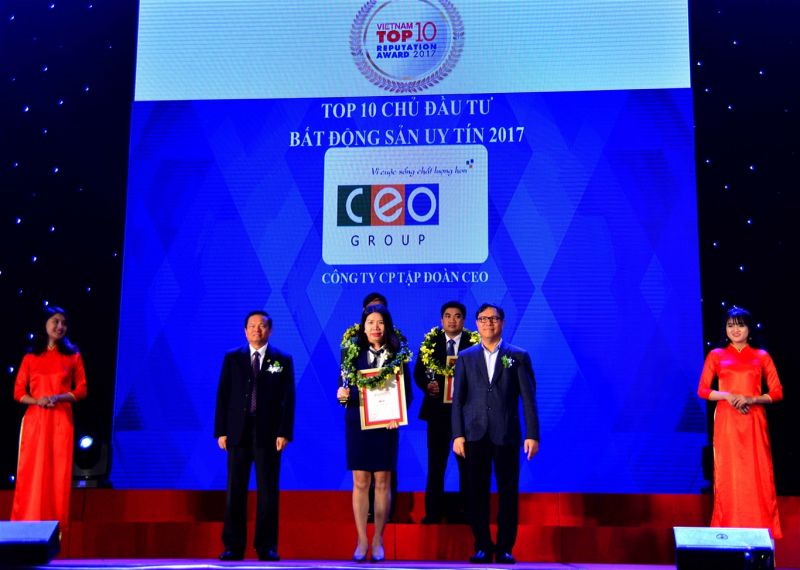 Bà Vũ Thị Lan Anh - Phó Tổng Giám đốc Tập đoàn CEO đại diện nhận Chứng nhận từ Ban tổ chức Lễ Công bố