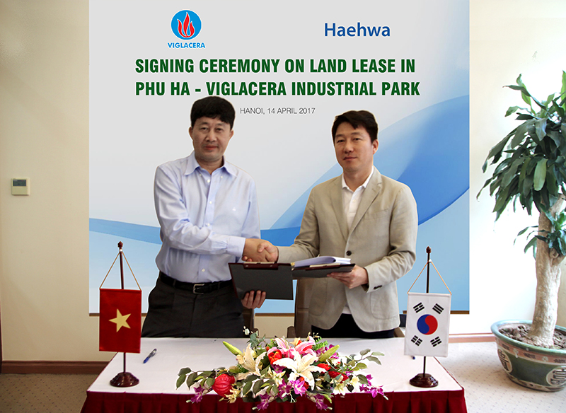 Ông Trần Ngọc Anh – Giám đốc công ty Kinh doanh bất động sản Viglacera và Ông Jo Han Doo – Giám đốc công ty TNHH Heahwa ký kết hợp đồng thuê đất KCN Phú Hà