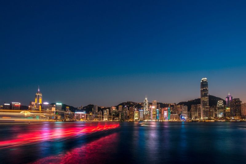 Hong Kong từ Tsim Sha Tsui ở Kowloon. Ảnh: YIUCHEUNG / Shutterstock