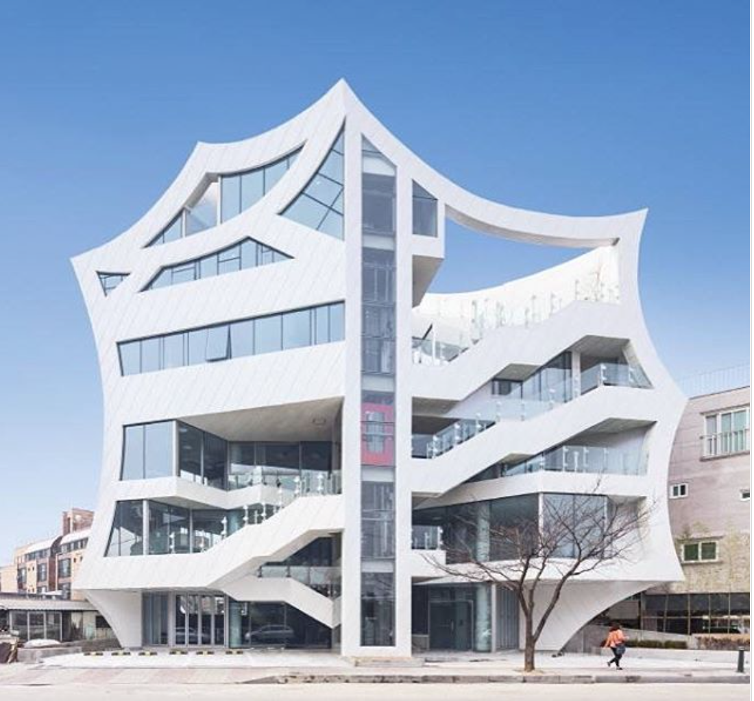 Tòa nhà điêu khắc vòng cung - hoa này được thiết kế bởi hãng kiến trúc IROJE KHM tại tỉnh Gyeonggi, Hàn Quốc. Với bề ngoài đồ sộ cùng những nét 