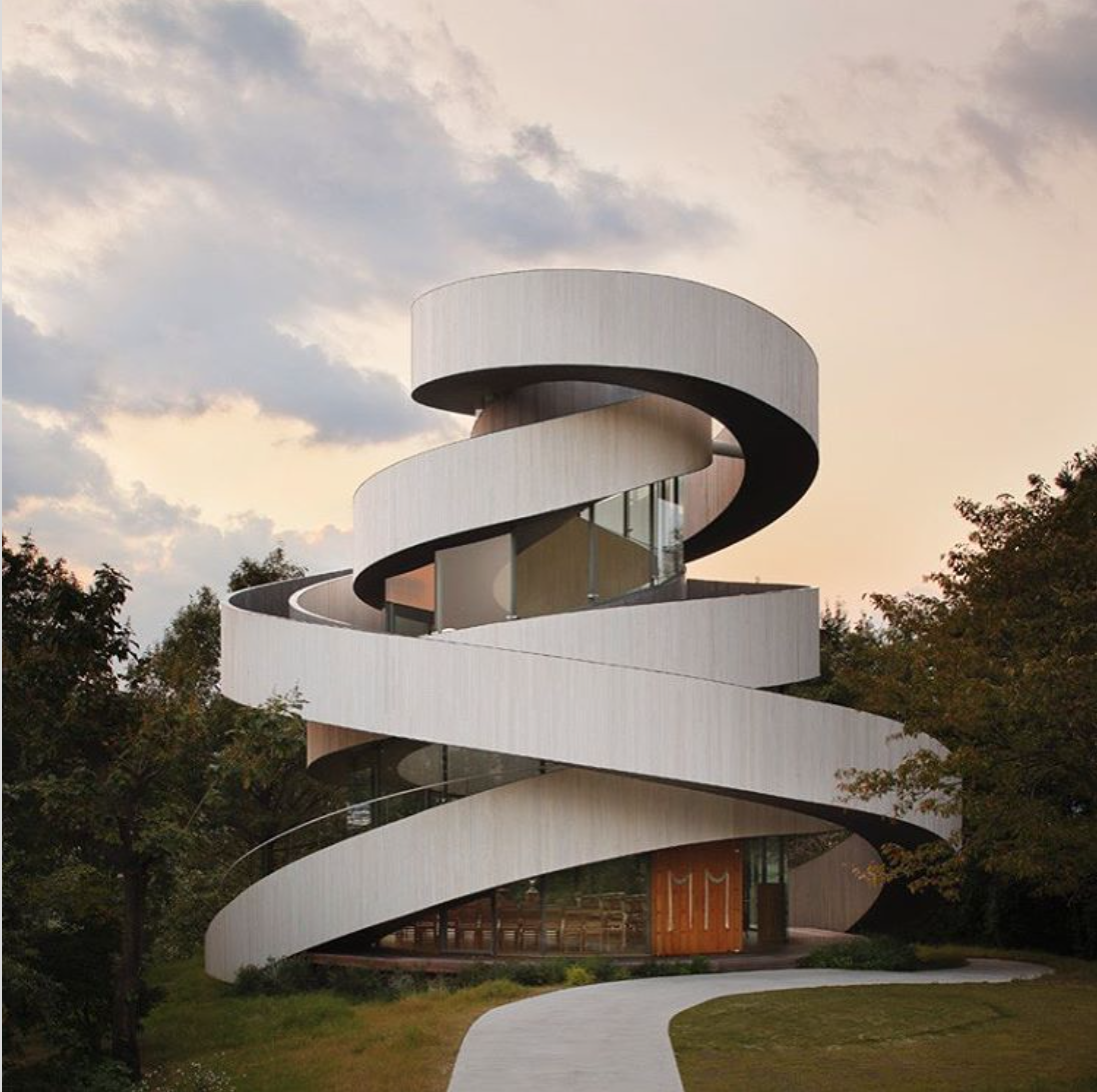 Khi 2 vòng xoáy lồng vào làm 1, Nhà nguyện đám cưới này được thiết kế bởi Hiroshi Nakamura, thuộc hãng kiến trúc NAP Nhật Bản. Nằm giữa không gian xanh mát, kiến trúc của tòa nhà này khiến các cặp đôi phải đặt câu hỏi 