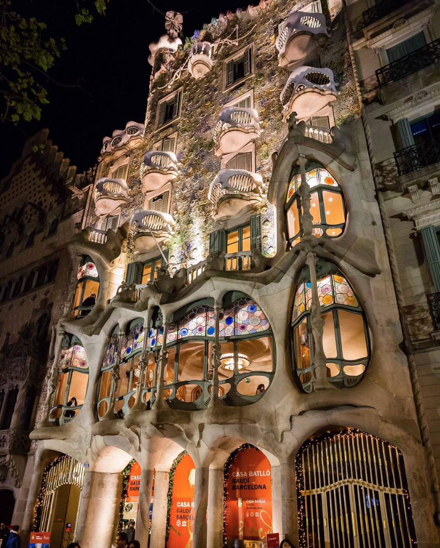 Với lối kiến trúc kỳ quặc thường xuất hiện trong các bộ phim ma quái, kinh dị, công trình tại Barcelona (Tây Ban Nha) này thực sự kích thích trí tưởng tượng của nhiều người. 