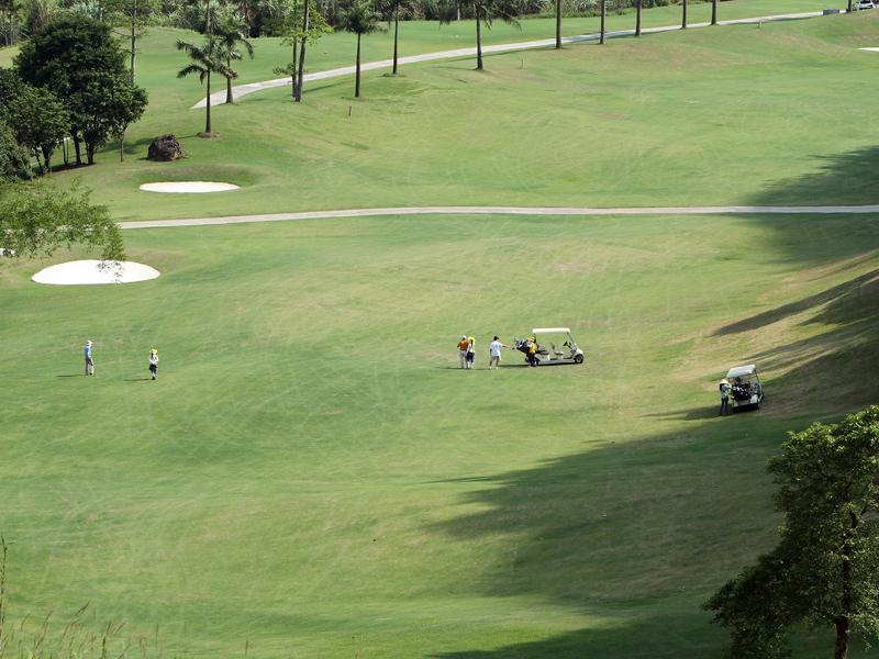 Sân golf Phượng Hoàng được tỉnh Hòa Bình cấp phép cho Tập đoàn Chamvit (Hàn Quốc), tiền thuê đất chỉ là 0,01 USD/m2/năm. Ảnh: Đức Thanh.