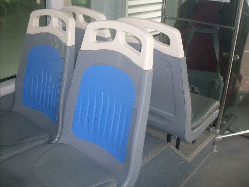 Hàng ghế ngồi quay mặt về đuôi xe BRT, dễ làm hành khách say xe