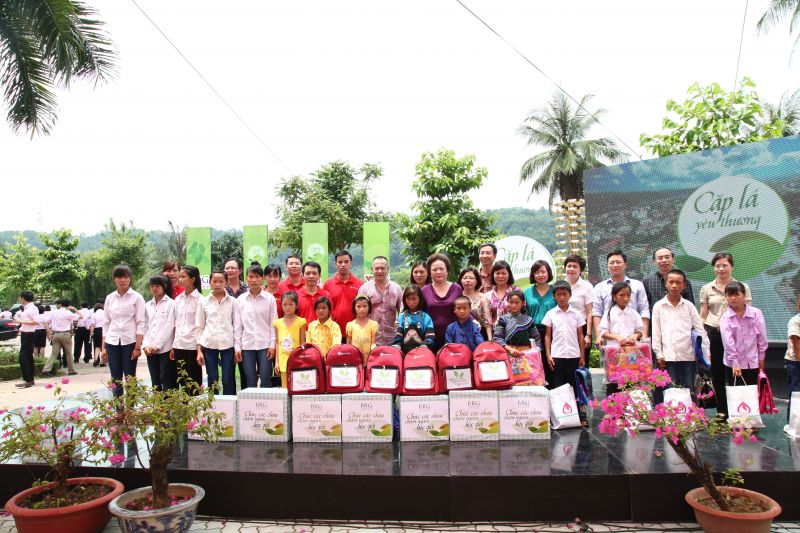 Bà Nguyễn Thị Nga – Chủ tịch SeABank trao học bổng Ươm mầm ước mơ cho các em học sinh nghèo tại Lào Cai